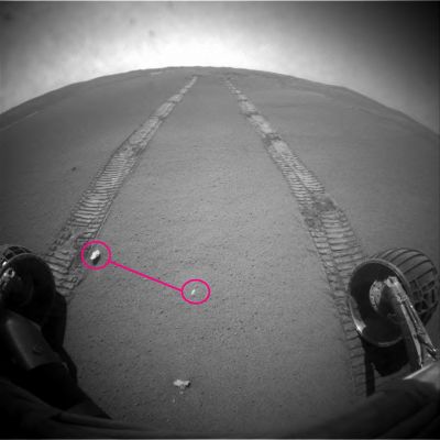 Martian Snake sticks-up?!? - Sol 848
Cerchiatura Viola: sembra (effettivamente!) la testolina di un serpentello che sbuca dal terreno e guarda, con aria per nulla intimorita (anzi, si direbbe piuttosto "seccata"...), quella "cosa" - il MER Opportunity - che gli è appena passata accanto.

Questa, come ovvio, è fantasia...O no?!?
Parole chiave: Mars Rocks, Sand and Debris - Bizarre Surface Feature