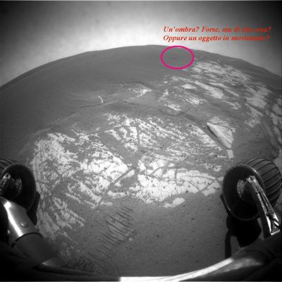 Mistery "Shadow"... - Sol 849
Una nuova serie di immagini selezionate dal Dr Barca le quali ci mostrano una lunga serie di possibili Singolarità e/o di Anomalìe vere e proprie. I frames più "attendibili" (e cioè i "meno manipolati"), a nostro parere, sono quelli provenienti dalla Front e dalla Rear HazCam di Opportunity. 

Il Dr Feltri, che aveva "fiutato" le manipolzioni con largo anticipo sulla grande maggioranza di Ricercatori ed Appassionati, è stato il primo a suggerire la (sostanziale) bontà dei frames Front e Rear HazCam a fronte della sostanziale "taroccatura" dei frames PanCam e NavCam.
Noi siamo d'accordo con lui, ma la domanda - niente affatto peregrina - è: perchè lasciare "tanta verità" nei frames Front e Rear HazCam e perchè, invece, taroccare tutti (o quasi tutti) i frames PanCam e NavCam?

La risposta è più semplice del previsto: perchè i frames Front e Rear HazCam, con la loro deformazione grandangolare, sono - da sempre - quelli guardati e studiati di meno...Da tutti.
Per cui, un suggerimento a tutti Voi: lasciate stare i paesaggi, a volte molto belli e suggestivi, Pan e NavCam. Se cercate almeno dei frammenti di Verità, focalizzateVi sui frames Front e Rear HazCam!
Parole chiave: Martian Surface - Controversial