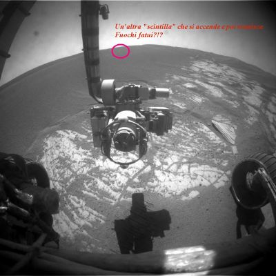 Ignis Fatuus on Mars... - Sol 849
Di "Fuochi Fatui" sulla Luna, grazie ai frames Apollo, ne abbiamo visti davvero tanti ma, a quanto pare, anche su Marte non si scherza a questo riguardo.

Per cui cosa dire? 
Photoartifacts? No.
Riflessi? Può essere, ma riflessi di cosa?
Improvvisi "Scintillii" causati da outgassing di un qualche tipo? Diremmo di no: le "fiamme" da outgassing sono diverse.

E allora?

Giudicate Voi!...
Parole chiave: Martian Surface - Controversial