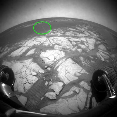 Wrong Place and Wrong Time: a "streak" that should not be there! - Sol 855
Ancora un ottimo colpo d'occhio del Dr Barca ed un nuovo frame che non può lasciarci indifferenti: nella Cerchiatura Verde, uno "streak" di luce il quale, nei frames Cassini (o nei frames Spirit ed Opportunity notturni), di regola è indicativo del transito di un raggio cosmico. Così almeno ci dice la NASA.
Ma in questa ripresa diurna...Giustificare un simile dettaglio diventa più difficile ed infatti la NASA non lo commenta.

E neppure noi: ci limitiamo a proporvelo.
Parole chiave: Controversial Frame
