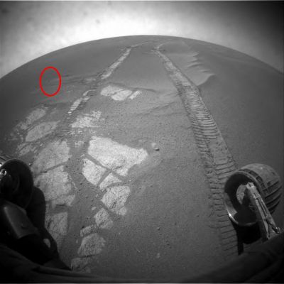 Horizon, with tampering (context image) - Sol 862
Sempre dall'occhio acuto ed attento del Dr Barca, un frame "normale" solo in apparenza. In realtà, nella Cerchiatura Rossa, la traccia evidente di una cancellazione digitale la quale, nel detail mgnf, emerge in tutta la sua sconcertante ovvietà.
Che cosa si intendeva nascondere? Mistero... 

p.s.: qualche Lettore ipotizza che le "abrasioni digitali" possano essere, in realtà, semplici vizi dell'immagine determinati, ad esempio, da un errore nella trasmissione dei dati da Marte a Terra (oppure nella perdita di qualche dato - e cioè di qualche pixel - durante la trasmissione). 
Noi diciamo che si, certo, può essere, ma i vizi di questo tipo - di regola - visualmente si manifestano in maniera diversa (p.e.: la perdita totale di pixel - trasmissione abortita - si esprime in vere e proprie macchie nere, a bordi levigati e forma regolare, mentre l'arrivo di un numero di pixel inferiore al necessario - trasmissione parziale - si risolve in immagini dalla fattura grossolana in cui le uniche forme percepibili sono quelle collegate ad (e determinate da) aree più illuminate in rapporto ad aree meno illuminate). 
Parole chiave: Martian Horizon - Controversial