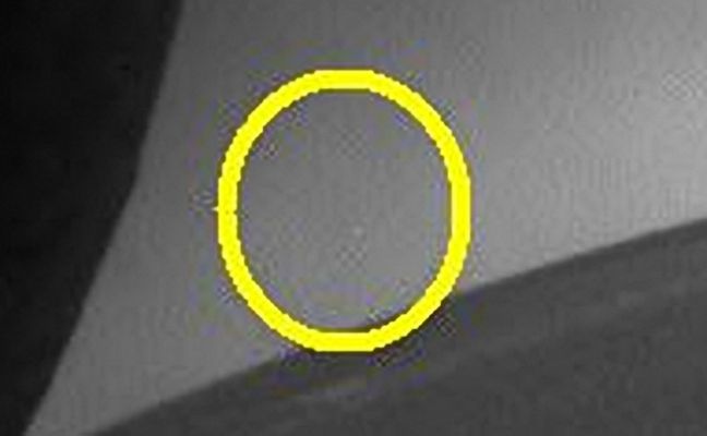 Little light in the sky (extra detail mgnf)
Un nuovo Star-like Object (diurno) fa la sua apparizione nel Cielo di Marte e nella Front Haz-Cam di Opportunity. 
Lo sapete: davanti a questo tipo di fenomeno (ricorrente) noi possiamo solo evidenziare l'assenza di elementi i quali ci potrebbero far pensare al photoartifact.

Per il resto: solo immaginazione, speculazione ed intuizione...ma nulla di certo nè di verificabile.
Parole chiave: Martian Sky - Star-Like Object - possible Anomaly