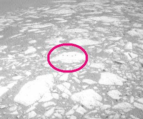 Unusual surface detail (extra detail mgnf) - Sol 869
Il Dr Barca ha evidenziato questa curiosa formazione costituita da 4 rilievi puntiformi di colore scuro che non sembrano trovare una "giustificazione" geologica in rapporto al rilievo maggiore al quale accedono. 
L'intuizione è senza dubbio intrigante, ma la pessima qualità del frame, unita alla oggettiva ed estrema minutezza del dettaglio non ci mettono, di fatto, in condizione di esprimere alcun tipo di valutazione attendibile.
Parole chiave: Unusual surface detail - Meridiani Planum