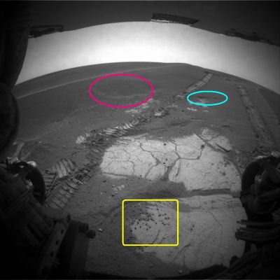 Surface Features - Sol 870
Cerchiatura Fucsia: un probabile cedimento di una porzione di parete del Side-Winder accanto al quale è transitato il Rover (non escludiamo che questo cedimento possa essere correlato al verificarsi della Clessidra Marziana che appare nella Cerchiatura Celeste e che si può vedere anche - e molto bene - in parte nella Cerchiatura Fucsia - circa ad ore 4 e 7 della stessa - nonchè negli immediati dintorni della grande (e bella) porzione esposta di Pavimentazione Marziana, proprio a ridosso del Rover.

Quadrangolo Giallo: nuovi "Martian Berries"!
Parole chiave: Martian Surface - Martian Sandglasses & Berries - Meridiani Planum