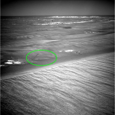 More "Martian Sandglasses"? (context image) - Sol 870
Il dettaglio individuato dal Dr Barca e cerchiato in verde rientra - forse - in quella classe di cedimenti del suolo che sono state battezzati, in omaggio al Dr Alessandro Pullini - che per primo ha fornito una possibile nonchè plausibile spiegazione a questo curioso fenomeno -, "Clessidre Marziane".

Forse, quello che l'occhio attento del Dr Barca ha individuato, è davvero una Clessidra Marziana la quale, nel suo lento ma inarrestabile operare, sta portando alla luce un nuovo tassello di uno dei Pavimenti Marziani che sembrano giacere al di sotto delle sabbie di Meridiani Planum; o forse si tratta di un altro fenomeno, magari anche più sconcertante (poichè non possiamo dimenticare che le Clessidre Marziane, almeno di regola, presuppongono l'occorrere di un evento esterno per mettersi in moto - quale, ad esempio, il passaggio del Rover - e, nella zona ripresa, il Rover NON è transitato. O meglio: non è transitato negli immediatissimi paraggi dell'area interessata dalla potenziale Clessidra).

E allora? Quale potrà mai essere la causa di questo nuovo (e, a nostro parere, del tutto evidente) "cedimento"? Dove va la sabbia che viene inghiottita da Marte e, soprattutto, in casi come questo, che cosa avvìa il processo?

Domande, domande, domande...
Parole chiave: Martian Surface - Martian Sandglasses - Meridiani Planum