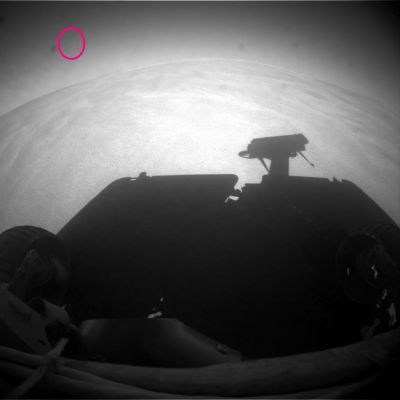 Star-Like Object (1 - context image) - Sol 871
Nella annosa querelle sulla "natura" degli Star-Like Objects, abbiamo ricevuto questa bella ed appassionata teorizzazione, espressa dal nostro Amico e Socio, Sig. Lorenzo Leone.
Noi, lo sapete, siamo pragmatici (dobbiamo esserlo, altrimenti è finita...), ma l'idea espressa dal Sig. Leone, per condivisibile o meno che sia, merita - a nostro parere - di essere integralmente riportata su queste pagine.
Poi, giudicate (e commentate, e scriveteci, se volete) Voi stessi!

"IPOTESI RAZIONALI: gli S.L.O. potrebbero essere:

a. Vecchie sonde terrestri. Le Sonde lanciate verso il Red Planet sono state davvero tante. Della maggior parte di esse, viene denunciata la scomparsa, ma che cosa gli sarà effettivamente accaduto? Qualcuna potrebbe aver perso il collegamento con la Terra ma - forse - sta continuando ad orbitare intorno a Marte;

b. Photoartifacts. I milioni di Km che separano Marte dalla Terra non sono pochi e qualche imperfezione delle immagini è - a ben vedere - del tutto logica e prevedibile;

c. Sonde aliene

Parole chiave: Martian Sky - Star-Like Object - possible Anomaly