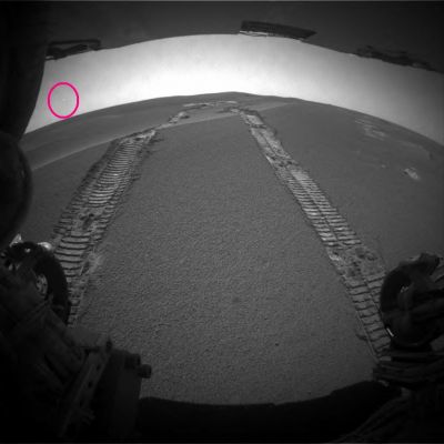 Star-Like Object (2 - context image) - Sol 871
FACCIAMO CHIAREZZA: è innegabile che la vita dell'Uomo, oggi, sia decisamente più COMPLESSA di quello che era centinaia o migliaia di anni fa. Ma una vita complessa non vuol dire più EVOLUTA. Essa significa solo PIU' SPECIALIZZATA (termine che oggi va tanto di moda).
Uno strumento si dice “più specializzato” quando serve molto bene per una cosa sola. 
Il massimo della specializzazione è essere capaci di fare, in modo perfetto, solo una cosa. 
In pratica essere "specializzati" significa non saper fare assolutamente nulla ad eccezione, per esempio, del grattarsi perfettamente un orecchio.

Questa (Super) SPECIALIZZAZIONE ed (iper) COMPLESSITA' riempie la nostra vita di egocentrismo e presunzione, dandoci l'illusione del Progresso, ma non allontanandoci dall'oscurantismo e dal Medio Evo.

Con il gioco delle SPECIALIZZAZIONI, l'Uomo, tristemente, si è abituato a "dividere" perdendo la visione di insieme. 
Parole chiave: Martian Sky - Star-Like Object - possible Anomaly