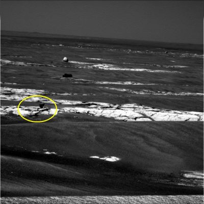 Martian "Menhir" and "Impossible Rock" (context image) - Sol 873
Una nuova interessante ed intrigante segnalazione del Dr Gianluigi Barca sulle "rocce impossibili": in un frame PanCam che, inter alia, ritrae la sempre più enigmatica "Menhir Rock", nella Cerchiatura Gialla si vede una (diremmo ormai classica) "situazione di superficie assurda".
Il successivo detail mgnf non risolverà ma, di certo, Vi darà maggiori idee e spunti sul significato di "rilievo superficiale impossibile" (o quasi...).
Parole chiave: Martian Surface - Unusual Surface Feature