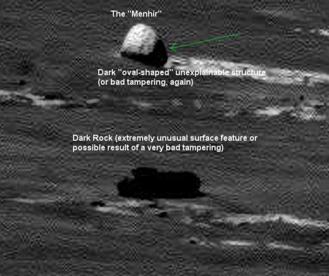 The "Menhir" and something else... (extreme detail mgnf - labeled) - Sol 873
Su un'ottima segnalazione del nostro Amico e Socio, Matteo Fagone, abbiamo preparato un extreme detail mgnf dell'area su cui si trova la roccia che abbiamo battezzato "Menhir". Lo scopo, oltre a farVi notare che esiste una sorta di rilievo ovoidale scuro sul bordo Dx del Menhir (Sx di chi guarda) la cui origine è indeterminabile (almeno per ora), è anche quello di portare alla Vostra attenzione l'ulteriore rilievo ambiguo che ha notato e stigmatizzato Matteo Fagone e che noi, per ora, abbiamo battezzato "Dark Rock".

Il punto è che Dark Rock sembra essere, da svariati punti di vista, il prodotto di un'Anomalìa di un qualche tipo (o forse di una manipolazione) e noi non abbiamo idea di che cosa si tratti.
E poi, in fondo, forse non si tratta neppure di una "roccia"...
Parole chiave: Martian Surface - Extremely Unusual Surface Features