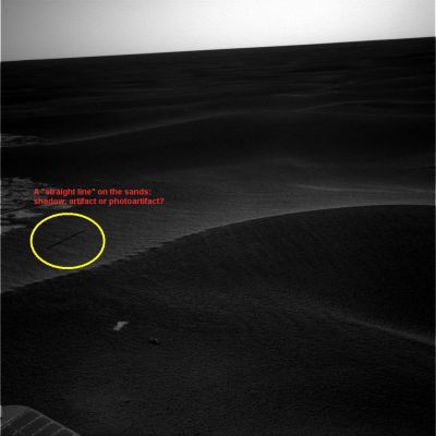 Unexplainable dark, straight line on the sands... - Sol 876
Una nuova ed ottima intuizione del Dr Barca: una linea scura, netta e precisa, che "taglia" le sabbie. Cos'è? La risposta più ovvia - si tratta di un photoartifact - non soddisfa: una volta applicato un minimo di stretch si vede subito che la linea scura NON è un vizio del frame, bensì qualcosa di incredibilmente reale.

Che cosa? Beh, questo chiedetelo alla NASA...
Parole chiave: Martian Surface - Extremely Unusual Surface Features