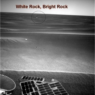 Real White, Real Bright... - Sol 879
Una roccia (?) bianca, anzi: bianchissima. E luminosa, anzi: la cui "albedo" è straordinariamente elevata.
Che cos'è? Solo una roccia di colore chiaro, lucida e senza "polveri color rosso/arancio" depositate su di essa? 
O magari - perchè no? - un qualcosa di più intrigante come, ad esempio, una nuova versione della "Silver Sphere"?

Ma soprattutto: se nulla su Marte riesce a rimanere "pulito" troppo a lungo - a cominciare dai pannelli solari dei Rover, perchè le polveri sottili sono in caduta costante (NASA dixit) -, come si possono spiegare i rilievi superficiali come questo (sempre per non parlare della Silver Sphere)?
RicordateVi: se una spiegazione è - come sono o dovrebbero esserlo le spiegazioni della NASA - "di carattere generale", le "eccezioni" (sebbene in teoria ammissibili) non depongono a favore della sua/loro intrinseca accettabilità e validità.

In altre parole: forse anche gli Amici di Pasadena - spesso e volentieri - tirano ad indovinare...e sbagliano!
Parole chiave: Martian Surface - Unusual Surface Features