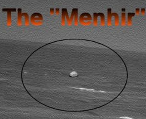 The "New Menhir"! (detail mgnf) - Sol 885
Ed ecco, ancora una volta, il "Menhir": il pragmatismo ci impone di parlare di un possibile "Ejecta Boulder"; l'ombra - alquanto innaturale - che il macigno proietta tutto intorno a sè ci fa tuttavia pensare ad una roccia-guscio di dimensioni davvero notevoli.

E non è tutto!... 
Parole chiave: Martian Surface - Ejecta Boulder?