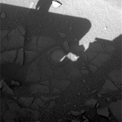 The "Mark" on the Paving (context image) - Sol 893
Guardando questa immagine (in origine molto rovinata e che abbiamo solo in parte ripulito), siamo stati colti da un nuovo sospetto: i Pavimenti Marziani - a giudicare dalla semplicità con cui sono stati intaccati ed erosi ed avuto riguardo alle caratteristiche dell'incisione - possiamo dire che sono "friabili" o, magari ed addirittura, "morbidi"?

Guardate i detail mgnf ottenuti con il Microscopic Imager nel Sol 894 per capire meglio ciò che intendiamo.
Parole chiave: Martian Soil