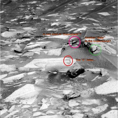 A new "way-in" to the "Underground"? (context image) - Sol 900
Oltre alla (possibile) nuova "porta" verso il "Marte sotterraneo" (che, a nostro parere, potrebbe celare la chiave di volta nella comprensione di quelle "stranezze" che, curiosamente, caratterizzano la sua superficie), in questo frame - selezionato dal Dr Barca - abbiamo anche una nuova espressione di quei rilievi superficiali conosciuti come Razorblades ed una bizzarra fenditura parzialmente ricoperta di polvere la cui forma - ma, sia chiaro, questa è solo una nostra fantasia - ricorda la lettera "C".
Parole chiave: Extremely Anomalous Surface Feature - Beagle Crater