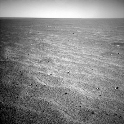 What's around Opportunity... (1) - Sol 917
Sono ormai passate alcune settimane da quando avevamo adocchiato, nei pressi di Beagle Crater, due curiosissimi rilievi (2 boulders di notevoli dimensioni, si sarebbe detto) che avevamo battezzato "Menhir". 
Per cercare di vederli e quindi studiarli meglio abbiamo atteso, ma... si direbbe invano: i Menhirs sono, semplicemente, spariti.
Abbiamo guardato tutti i frames ed abbiamo tentato di capire che cosa fosse accaduto anche ad altri macigni di notevoli dimensioni che parevano stare nei pressi dei 2 Menhir, ma niente da fare; nulla di nulla.

Che cosa c'è, quindi, intorno ad Opportunity (come recita la rubrica che abbiamo scelto per questi 5 quadri)? Nulla: solo sabbie "arancioni" (e, se guardate bene l'ultimo frames in approximate true colors prodotto dalla NASA (Baltra - Sol 896), capirete bene perchè la nostra ricostruzione dei colori di Marte - buona tanto quanto quella della NASA, se non di più - ci rende quantomeno orgogliosi...). 
Parole chiave: Mars Panorama - Beagle Crater Area