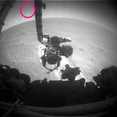 Star-Like Object? (context image) - Sol 921
Dall'occhio sempre attento del Dr Gianluigi Barca, un nuovo (l'ennesimo) esempio di un probabile "oggetto simil-stellare" che osserva (da una distanza imprecisata ed imprecisabile in dettaglio, ma certamente non grandissima) le mosse del MER Opportunity, ormai molto vicino al grande e (speriamo e supponiamo) spettacolare Victoria Crater.

Nel successivo detail mgnf (abbiamo operato un super-stretching) si rende palese la sensazione che lo S.L.O., se realmente si tratta di un oggetto reale, produce "turbolenze" nell'atmosfera ad esso circostante.
Parole chiave: Martian Panorama - Possible Star-Like Object