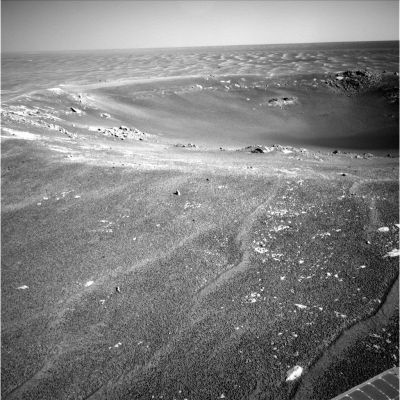 "Little One": just before Victoria (1) - Sol 929
Uno splendido (e piccolo) cratere - dalle dimensioni apparenti di 25/30 mt di diametro - che abbiamo battezzato "Little One": l'ultima fermata prima del grande Victoria Crater il cui bordo (rim) lo si può già vedere con una discreta chiarezza (nei tre frames precedenti).
La NASA, a proposito di nomi e battesimi, ha invece chiamato questo piccolo cratere con il nome di "Emma Dean".
Parole chiave: Mars Panorama - Victoria Crater Area - "Little One"
