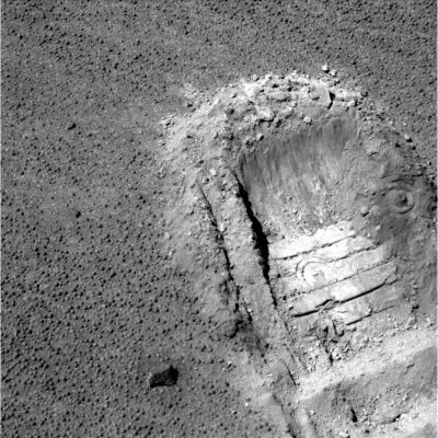 A small step for a Rover... - Sol 929
Una bellissima istantanea (diremmo quasi una 'Postcard from Mars') che, mutatis mutandis, ricalca in maniera impressionante il frame Apollo 11 con il quale veniva immortalata l'impronta di Armstrong sulla superficie della Luna (nostra immagine n. 10000). Nel 1969, era l'impronta di un Uomo; oggi, nel 2006, è l'impronta di una macchina.

Ma, sia come sia, in entrambi i casi si tratta di un "Giant Leap for Mankind".
Parole chiave: Postcard from Mars