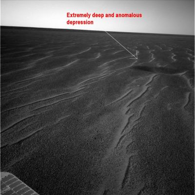 A HUGE "Martian Sandglass"! (1) - Sol 943
Una nuova Clessidra Marziana ma, questa volta, larga almeno un paio di metri e profonda poco meno di uno.
I bordi smussati e l'assenza di ejecta ci fanno escludere l'ipotesi cratere (anche - ed eventualmente - secondario); la NASA - ovviamente - non ha commentato il frame in questione (forse per mancanza di argomentazioni).

Ancora grandi complimenti al Dr Pullini per la Sua bellissima intuizione (che, un giorno - speriamo - verrà confermata anche "ufficialmente") ed una domanda - vecchia, ma sempre attuale -: come mai Meridiani Planum sta "sprofondando"?...
Parole chiave: Martian Surface - Martian Sandglasses - Meridiani Planum