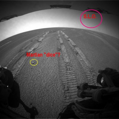 On the Land and in the Sky... (1) - Sol 948
Ancora due interessantissimi frames selezionati dal bravissimo Dr Gianluigi Barca i quali ci mostrano, oltre a queste (realmente) misteriose "Presenze di Luce" che chiamiamo S.L.O. (Star-Like Objects), anche dei bizzarri rilievi superficiali. 
Ma attenzione: quando diciamo bizzarri, intendiamo solo dire - almeno in questi casi - oggetti "dalla forma curiosa", senza implicare (speculando alla cieca) una loro totale o parziale artificialità.

Rilievi "strani", come il "dado" di questo frame o il "cuoricino nero" che vedrete nel prossimo...
Parole chiave: Martian Surface and Martian Sky - possible S.L.O. (Star Like Object)