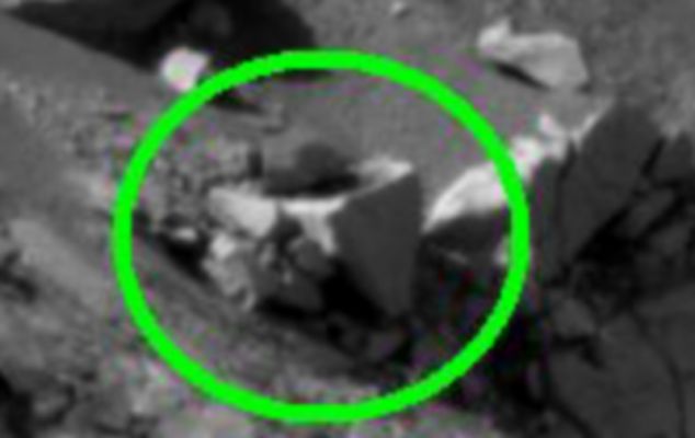 Surface Anomaly n. 1 (extra-detail mgnf) - Sol 975
Cari Amici, questo splendido detail mgnf del rilievo superficiale (fortemente) anomalo individuato dal Dr Barca e' veramente inesplicabile: l'oggetto in questione, infatti, pare proprio essere una sorta di "vaso a pianta poligonale".

Un "qualcosa" che, come potete vedere anche Voi, sembra "emergere" da un mucchio di detriti - di altra e totalmente differente natura rispetto ad esso - che lo avvolgono.

In una situazione come questa - e come dovremo ripetere anche discutendo della possibile Anomalia di Superficie n. 2 - le uniche conclusioni razionali e pragmatiche che possiamo trarre attengono la TOTALE ESTRANEITA' dell'oggetto in questione (in termini di colore, tessitura e caratteristiche esteriori) rispetto all'area che lo circonda ed a cui esso accede.

Un "oggetto", quindi - e, diremmo, "molto probabilmente" - NON SOLO NON indigeno di Victoria, MA ANCHE (per impiegare le parole spesso usate dal Dr Feltri in sede di commento di dettagli interni di crateri Marziani), un "oggetto" (rilievo) TOTALMENTE INCOMPATIBILE con le Meccaniche da Impatto dalle quali esso dovrebbe essere scaturito e che dovrebbero spiegare - SEMPRE ed in maniera ADEGUATA (according to Dr Schoemaker), le origini del 99,99% dei crateri visibili su tutti i corpi celesti conosciuti.

Per il resto...Giudicate Voi!
Parole chiave: Victoria Crater - extremely unusual inner feature - controversial