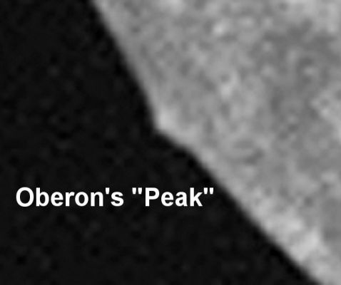 Oberon's "Peak"
Ed ecco il più intrigante rilievo superficiale di Oberon: una montagna (la cui forma, per gli appassionati di "Space Oddities", ricorda una specie di piramide) di circa 6000 mt di altezza che spicca, molto chiaramente, sul bordo di questa affascinante e lontano Corpo Celeste.
Parole chiave: Uranus' Moons - Oberon