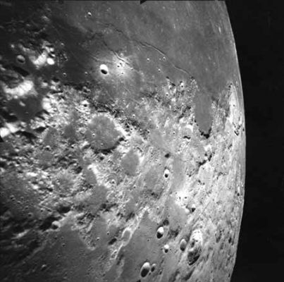 APOLLO 17 AS 17-M-R27-0938 - Craters, mountains and river-beds
E veniamo ora ai Metric Frames dell'Apollo 17, l'ultima "Mission to the Moon" e l'ultima missione che abbia eseguito il programma di mappatura della superficie del nostro Satellite con la tecnica degli scatti sequenziali automatici, ottenuti dalla CSM America durante le ben 148 ore trascorse in orbita Lunare. Alla NASA ci dicono che: "The Apollo 17 mission carried a mapping (metric) camera located in the SIM Bay of the Command Service Module. A total of 3297 black and white images were taken of which 2140 were considered usable". Ancora più di 1000 fotografie inutilizzabili, ergo non pubblicate. Noi saremmo davvero felici di poter dare un'occhiata a questi "brutti frames" e, magari, cercare di tirar fuori qualcosa di importante. E Voi?!?... 
Parole chiave: Metric Frames