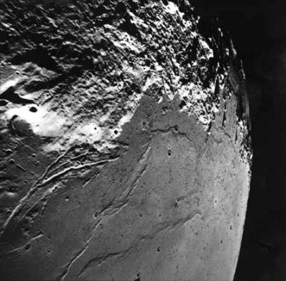 APOLLO 17 AS 17-M-R27-0953 - What a view!
Una vista davvero eccezionale, da un'altezza di circa 280 Km: sul margine superiore della fotografia, una formazione montuosa che ricorda tantissimo la "cordigliera delle Ande" e poi, simili a graffiti, i letti lasciati da antichi fiumi di lava (Sn) ed alcune increspature di una pianura che potrebbero risalire al tempo in cui la Luna iniziò a raffreddarsi e, nel farlo, a "raggrinzire" leggermente (Sn ed al centro, verso il basso). Piccoli crateri isolati costellano il margine inferiore ed il lato Dx del frame.
Parole chiave: Metric Frames