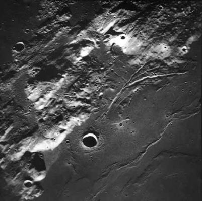 APOLLO 17 AS 17-M-R28-1233 - What a view!
Anche per questo frame vale il commento svolto per l'immagine precedente. A titolo di curiosità, però, Vi facciamo notare il grande cratere visibile verso il basso della fotografia, poco distante da una montagna di notevoli dimensioni. Notate come il particolare gioco di luce/ombra, che si risolve in una falce illuminata sul bordo superiore del rilievo - segno che il Sole, rispetto all'orizzonte del cratere, è ormai molto basso -, può talvolta trarre in inganno i Ricercatori. Come? L'ingannevolezza della ripresa risiede proprio in quella falce di luce: basta, infatti, sfuocare (solo leggermente) l'immagine in questione, che la effettiva e visivamente percepibile concavità del cratere parzialmente illuminato, si modificherà, dando all'Osservatore un'illusione di convessità (noi lo chiamiamo "effetto bolla"). Ed ecco come un curioso gioco di luci può far apparire ai nostri occhi, al posto di un semplice (ancorchè suggestivo) cratere, un (purtroppo inesistente) "Lunar Dome".
Parole chiave: Metric Frames
