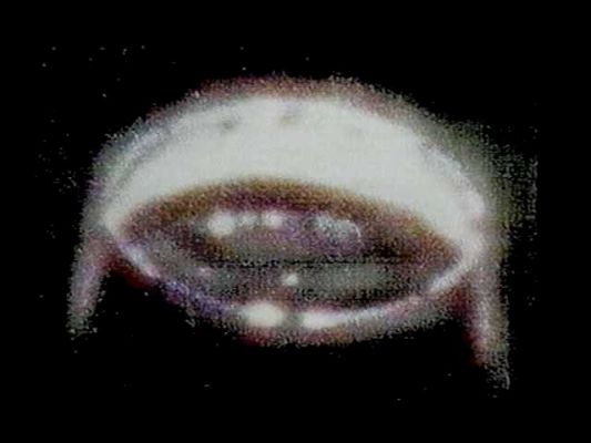 Is this a U.F.O.?!? (1)
Nel Sito del Centro Ufologico Nazionale "CUN Italia Network" (http://www.cun-italia.net/index.htm) c'è una Sezione - fra le tante - che è dedicata agli "UFO fotografati da Astronauti" (http://www.cun-italia.net/astronauti/astronauti.htm) e, alla pagina 1 di 2 - se non è stata di recente modificata -, troverete, inter alia, anche questa curiosa ed intrigante immagine di un presunto UFO.

Che dire? Quando le immagini Apollo-NASA non vengono corredate del loro seriale identificativo, rintracciare un qualsiasi frame diventa un'opera improba ma, ancora una volta, il nostro Dr Gianluigi Barca, consultando con enorme pazienza l'Apollo Image Atlas, è riuscito a trovare il frame controverso in questione: è un frame Apollo 12 e lo andremo a visionare nel quadro che segue...

Parole chiave: Controversial Frame