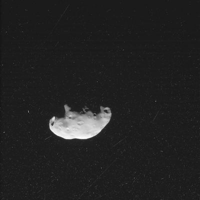 Pandora, from about 52.000 Km
Original NASA caption:"N00039277.jpg was taken on September 05, 2005 and received on Earth September 06, 2005. The camera was pointing toward PANDORA at approximately 51.749 Km away".
Parole chiave: Saturn's Moons - Pandora