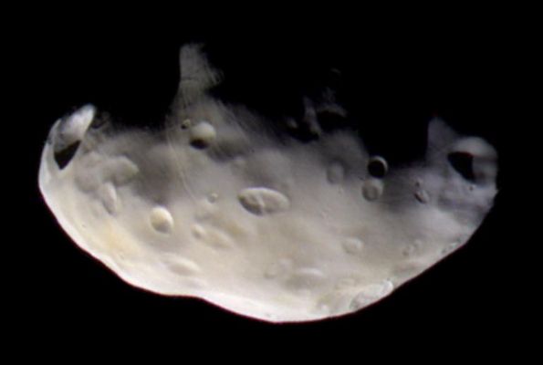 Beautiful Pandora (false colors)
Cassini's best close-up view of Saturn's F-Ring shepherd moon, Pandora, shows that this small ring-moon is coated in fine dust-sized icy material. 
Craters formed on this object by impacts appear to be covered by debris, a process that probably happens rapidly in a geologic sense. The grooves and small ridges on Pandora suggest that fractures affect the overlying smooth material. The crisp craters on another Saturn moon, Hyperion, provide a contrasting example of craters on a small object. 
Cassini acquired infrared, green and ultraviolet images on Sept. 5, 2005, which were combined to create this false-color view. The image was taken with the Cassini spacecraft narrow-angle camera at a distance of approx. 52.000 Km from Pandora and at a phase angle of 54°. Resolution in the original image was about 300 mt per pixel".

Nota: un'immagine stupenda e spettacolare e poi, per i più attenti, come non notare l'incredibile somiglianza (troppo grande per essere casuale...) di questa luna con Phobos?
Parole chiave: Saturn's Moons - Pandora