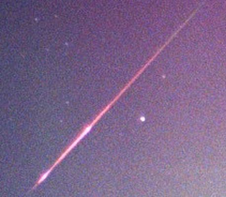 Shooting Star (2) - detail mgnf
Osservate questo ingrandimento della Perseide immortalata dal nostro Amico Jimmy Westlake e poi provate a riguardare il (presunto) bolide che Cassini potrebbe aver fotografato nello Spazio di Saturno: noterete con semplicità che le caratteristiche delle due "strisciate di luce" (streaks) sono MOLTO simili.

Peccato che la NASA si affanni a dare credito solo ad alcuni personaggi e ad alcune (sempre più discutibili o insulse) "scoperte" (come il presunto colorito "rosato" di Iperione), senza mai prendere atto che anche in Italia esistono Ricercatori attenti e competenti i quali, di tanto in tanto, sono i primi a notare l'esistenza di qualcosa di veramente raro...
Peccato.
Parole chiave: Artistic Pictures