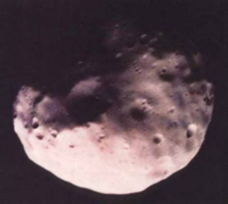 Phobos, in natural colors
Caption NASA originale:"Color pictures of the two Martian moons have confirmed Earth-based spectra by also showing both satellites to be gray. The Viking imaging data showed the surfaces to be uniformly gray over the complete surface to a resolution of a few hundred meters. No significant color differences were seen on either surface, including areas around craters and those within the bright albedo features on Deimos. The color indicates composition is of a carbonaceous chondritic material. Phobos, here, is at a range of 4200 Km from the Viking 1 Orbiter. 
In this picture, color differences have be en exaggerated. 
Most of the color differences are due to noise or are artifacts of the processing, especially around craters and the limb". 
Parole chiave: Mars' Moons - Phobos