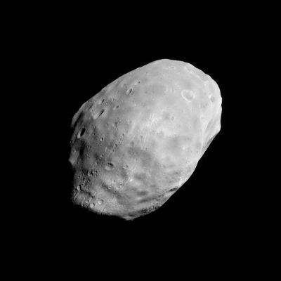 Phobos from Mars Global Surveyor (1)
Phobos, a quanto pensano gli Scienziati, potrebbe non essere una "luna originale" di Marte. Potrebbe (peraltro verosimilmente) trattarsi di un asteroide 'catturato' da Marte, in epoche remote, mentre transitava nei suoi paraggi. La velocità di rotazione di Phobos è estremamente elevata: questa luna, infatti, completa un'intera orbita intorno a Marte in circa 8 ore. Per quanto attiene, poi, il lato "esteriore" di Phobos, possiamo facilmente notare il grandissimo numero di crateri sulla sue superficie e l'enorme depressione (lo "Stickney Crater") che lo caratterizza in maniera davvero unica.
Parole chiave: Mars' Moons - Phobos