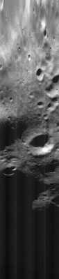 Phobos from Mars Global Surveyor (2)
Tra le idee che la NASA aveva in mente c'era anche quella di inviare una Sonda proprio su Phobos, onde studiarlo meglio ed eventualmente atterrarci sopra. 
L'idea di uno studio maggiormente approfondito di questo corpo celeste è rimasta, ma le possibilità di un atterraggio sono sensibilmente diminuite da quando si è scoperto (grazie alla Sonda Mars Global Surveyor ed alle immagini scattate in infrarosso) che l'intera superficie di Phobos è ricoperta da uno strato uniforme di polvere spesso circa 1 metro!
Parole chiave: Mars' Moons - Phobos