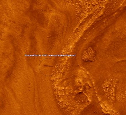 Mantles and Flows in Moreux Crater, with a "small" Surface Anomaly (EDM - False Colors)
Segnalataci dal Dr Barca (ottimo "occhio"!), la possibile Anomalìa di Superficie si sostanzia in una traccia di colore scuro che ci appare incongrua, nella sua direzione, rispetto alle altre fratture (anche modeste) della superficie ripresa, rispetto alla generale direzione assunta da dune e ripples e rispetto a tutte le altrei stratificazioni visibili.

Di che si tratta? Potrebbe essere un image-artifact (la definizione del frame, sebbene eccellente, non è tale da consentirci di escludere l'ipotesi del vizio fotografico), così come potrebbe trattarsi di una recente frattura del suolo (magari di origine sismica) o anche di uno "scalino" roccioso (un layer sedimentario parzialmente esumato).

Certo, se fossimo degli Eso-Archeologi illuminati ed immaginifici, ci saremmo già diretti verso l'ipotesi (decidete Voi se è "esotica" o meno) della "possibile evidenza di una struttura superficiale artificiale".

Ma noi non siamo Eso-Archeologi. 
E, purtroppo, non siamo neppure illuminati ed immaginifici, però...però, se proprio dovessimo "azzardare"...diremmo che il rilievo scuro, in questo frame, potrebbe anche essere un'ombra. Di che cosa? Beh, questo "azzardatelo" Voi!...
Parole chiave: Mars from orbit - Craters - Moreaux Crater - Controversial