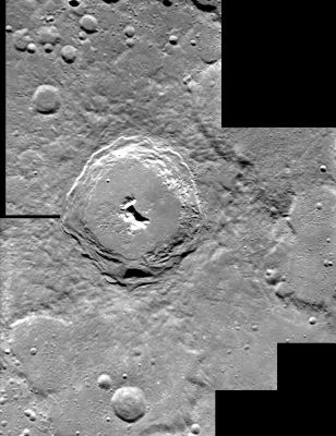 Pythagoras Crater from Smart 1
Ombre affilate si stagliano dal picco centrale e dalle pareti "a terrazza" del Cratere Pitagora, uno dei "Grandi Crateri Lunari", avente un diametro di ben 120 Km. Questa visione del Cratere è il risultato di un fotomosaico ottenuto grazie alle immagini ricevute dalla Navicella ESA "SMART-1". 
Il "picco centrale" - una caratteristica ripetitiva dei più grandi e complessi "crateri da impatto" Lunari (e non!) - potrebbe essere la conseguenza del "rimbalzo" e del successivo (nonchè repentino) solidificarsi di grandi quantitativi di materiale roccioso il quale, a causa delle enormi temperature prodottesi a seguito dell'impatto, si è in parte liquefatto. 
Spinta da un "propulsore ionico" di nuova concezione, la Navicella SMART-1 è entrata in orbita attorno alla Luna nel Novembre 2004 dopo una crociera di collaudo durata ben 13 (!) mesi. 
SMART-1 (acronimo per Small Missions for Advanced Research in Technology), nei prossimi mesi, passerà ripetutamente accanto alla Luna ad altezze variabili dai 1000 ai 5000 Km.
Parole chiave: The Moon from orbit