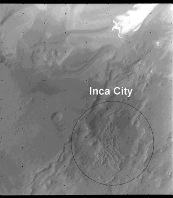 Mars from Mariner 9: Inca City (context image)
Il nome dato al rilievo che vedete nella Cerchiatura Nera alla Vostra Sx si spiega da solo: secondo il Prof. Hoagland & C., si tratta dell'evidente (!) residuo di una struttura urbana (ergo artificiale), fatta da case e strade sulle cui dimensioni effettive, però, (ergo sulle dimensioni degli eventuali abitanti) nessuno si è mai preso la briga di pronunciarsi; secondo altri, si tratterebbe sempre di un'opera artificiale e, in particolare, del residuo di un gigantesco sistema di irrigazione costituito da enormi vasche per la raccolta delle acque e da una fitta rete di canali di collegamento.
Altri, più pragmatici (ma non sapremmo dire se più o meno corretti) vedono in Inca City quello che rimane di una vasta area Marziana la quale, in un epoca remota, fu soggetta ad una serie di cataclismi di natura imprecisata e, probabilmente, imprecisabile (inondazioni, forse).

Quello che appare certo è che una Regione con caratteristiche come quelle che si vedono in questo frame e nel successivo, avrebbe meritato (e meriterebbe tutt'ora) una maggiore attenzione da parte dei Gestori dei Programmi Esplorativi Marziani (MGS, Odyssey, Mars Express).
Parole chiave: Mars from orbit - very anomalous Surface Features