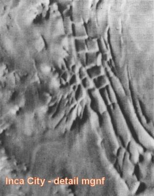 Mars from Mariner 9: Inca City (extra detail mgnf)
A nostro parere, il fatto di parlare di "strutture aventi una possibile origine artificiale", almeno per ora, pare un pò azzardato; parlare, invece, di "rilievi superficiali anomali" ci sembra un modo di approcciare lo studio di questa curiosa Regione Marziana più misurato e realistico (ricordiamoci infatti che il disinteresse non nasce solo dalla "normalizzazione" - e cioè da un approccio ultra-scettico in virtù del quale "tutto, sulla Terra e nel Cielo, è - di fatto - ovvio, spiegabile e prevedibile" -, ma anche dal più esasperato "sensazionalismo" il quale, con la stessa facilità con cui si fa spazio ed ottiene, nel breve periodo, un certo successo - usando però mezzi discutibili e poggiando su basi fragilissime -, così pure, nel medio e lungo periodo, banalizza e svuota la Materia ottenendo, alla fine, il disinteresse - o addirittura il dileggio - del Pubblico.
Parole chiave: Mars from orbit - very anomalous Surface Features