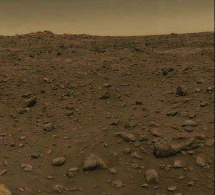 Viking One: the Landing Site - First Color Picture (Don Davis' interpretation)
Caption originale:"My current thinking of how the first color picture should look, adjusted as it would appear 'on site'. If anything the soil is a bit too light, but the limitations of any pictorial medium compared to reality must be taken into account.  I think we will be surprised by the electronic images captured by as yet undesigned hand held cameras. Such a picture taken at the Viking One Site, assuming it is the same as we last saw it by then, may look something like this".

Nota: alla NASA devono aver apprezzato molto il Lavoro di Don Davis. Perchè? Perchè, in svariati frames a colori-approssimativamente-veri dei MER Spirit ed Opportunity (soprattutto Opportunity), Marte ed il suo Cielo appaiono proprio così: verdognoli! In molti frames Spirit, invece (e su tutti ci mettiamo il "Santa Anita Panorama" - Sez. "Mars in Colors") il trionfo è quello dei colori di cui alla versione n. 3.
Parole chiave: Mars Panorama - Controversial