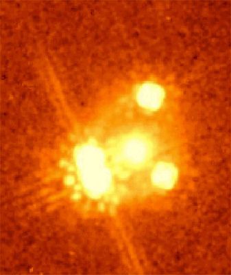 Quasar PG 1115+080 in Leo
"...Nequiquam sapit, qui sibi non sapit..."

(Cicerone)

"...Un uomo che sia saggio nel dare consigli (agli altri), ma avventato per sè (cioè nelle decisioni che lo riguardano), non è un uomo saggio..."
Parole chiave: Hubble Images