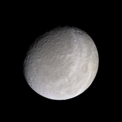 Rhea: a Moon made of "frozen water"! (possible ANOMALY)
Da "NASA - Picture of the Day" del 15 Febbraio 2005:"Rhea, Saturn's second largest moon behind Titan, shows unusual wisps (wisp---> piccola striscia), visible above as light colored streaks. HR images of the wisps show them to be made of long braided fractures. Rhea is composed mostly of water ice, but likely has a small rocky core. Rhea's rotation and orbit are locked together, just like Earth's Moon, so that one side always faces Saturn; a consequence of this is that one side always leads the other. Rhea's leading surface is much more heavily cratered than the above pictured trailing surface". 
Vi segnaliamo inoltre una possibile "Anomalia" (e non crediamo che si tratti di un photo-artifact o di un difetto del frame derivante da un'incompleta trasmissione dei dati): se osservate il lato Sn di Rhea, in prossimità del bordo e circa ad ore 8, vedrete un "disco scuro" stagliarsi contro il grigio della sua superficie. Noi crediamo che sia un "corpo in transito" (magari una "luna di Rhea!).
Parole chiave: Saturn's Moons - Rhea