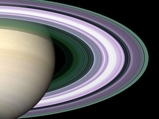 Radio waves and the size of the Rings' forming particles
Quali sono le dimensioni delle particelle che formano gli Anelli di Saturno? Per scoprirlo, Cassini ha trasmesso verso Terra una serie di onde radio (aventi lunghezze d'onda approssimative di 1, 3,5 e 13 cm) le quali, viaggiando verso di noi, hanno dovuto attraversare gli Anelli stessi. Ora, premesso che le particelle sensibilmente più grandi di un'onda 'riflettono' l'onda stessa, guardate la fotografia: essa è una ricostruzione digitale in falsi colori di Saturno e dei suoi Anelli "visti" dalle onde radio. Il color lilla indica regioni in cui le dimensioni medie delle particelle superano i 5 cm; il verde, invece, indica regioni in cui le loro dimensioni medie sono inferiori ad 1 cm. Il bianco - al centro dell'Anello B - ci dice che la densità di particelle, in quella regione, è troppo alta per consentire una adeguata definizione delle loro dimensioni. Infine, secondo stime fatte impiegando delle onde radio a banda molto larga, si è ipotizzato che in alcune regioni queste 'particelle' abbiano dimensioni di svariati metri.
Parole chiave: Saturn's Rings