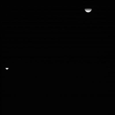 Rhea (or Tethys?) and Titan
Una ripresa davvero suggestiva e bellissima della "rocciosa" Rhea (o forse Tethys? Purtroppo il frame NASA è abbastanza ambiguo)e del "nebbioso" Titano, provvisoriamente "vicini" - si fa solo per dire, come ovvio... - e pertanto inquadrati nello stesso frame.
Come avevamo già detto in passato, le fotografie NASA non sono scattate - a quanto ne sappiamo - usando uno "spirito artistico" ma, alle volte, anche delle semplici coincidenze (come, in questo caso, i momenti orbitali di Rhea e Titano) riescono a trasformare un frame altrimenti "anonimo" in una "Finestra sull'Universo" e, dunque, in un'opera d'arte.
Secondo noi, ovviamente...
Parole chiave: Saturn's Moons - Rhea and Titan