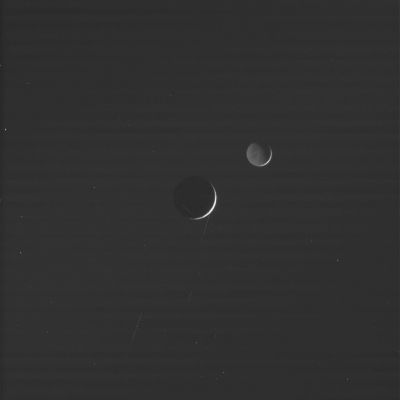 In-transit: Dione and Rhea (1)
Una delle centinaia (anzi: migliaia) di eclissi interplanetarie alle quali la Sonda Cassini può assistere durante il suo viaggio. 
Questa volta le due lune che si incrociano sono Rhea e Dione, entrambe illuminate (ad eccezione di un leggerissimo spicchio) solo dal Saturnshine, o "chiaro di Saturno".

Splendido.
Parole chiave: Saturn's Moons - Dione and Rhea