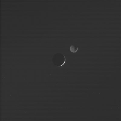 In-transit: Dione and Rhea (2)
Sembra strano, ma dopo aver recuperato tutti i frames disponibili del transito Rhea-Dione, la nostra sensazione - dopo aver ricostruito il filmato dell'eclissi - è che ci sia, ad un certo punto (tra i frames 56091 e 56093) un leggero, ma netto, movimento di Cassini il quale sembra suggerire un repentino cambio di rotta della Sonda ed una conseguente modifica - anch'essa leggera, ma ben visibile - della prospettiva. Può anche darsi, tuttavia, che l'effetto "cambio di rotta" possa anche essere derivato dalla combinazione nel movimento dei tre vettori coinvolti (Rhea, Dione e Cassini).

Provate a verificare Voi stessi: i frames disponibili li abbiamo pubblicati tutti.
Parole chiave: Saturn's Moons - Dione and Rhea