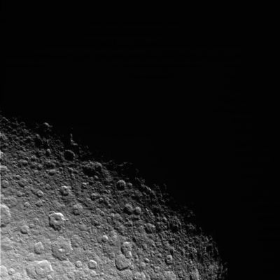 Rhea's craters (HD)
Una serie di 4 immagini di Rhea e dei suoi innumerevoli crateri, ripresa in HD dalla Sonda Cassini. Un passaggio ravvicinato che ci ha regalato delle istantanee davvero superbe e che, prima di essere commentate, richiedono un lungo lavoro di analisi dei dettagli. In questo primo frame, che esplora Rhea lungo l'area del terminatore, ci accorgiamo subito di un'ombra "anomala" che caratterizza un cratere posto proprio a ridosso della linea che delimita il giorno dalla notte.
Si tratta, probabilmente, di un semplice gioco di luci, comunque Vi offriamo il dettaglio di questa strana configurazione di ombre nel frame che segue.
Parole chiave: Saturn's Moons - Rhea