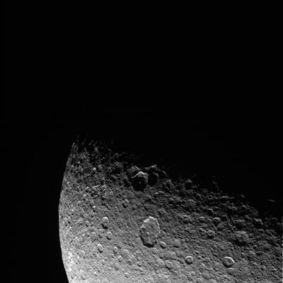 Rhea's craters (HD)
Tralasciando l'intrinseca bellezza di questo frame - ottenuta grazie anche alla elevatissima definizione dell'immagine -, Vi suggeriamo di guardare con molta attenzione alcuni dei crateri inquadrati dalla telecamera posta a bordo di Cassini. Si tratta di un gruppo di 4 crateri, posti in posizione centrale ed in cui i tre maggiori sembrano formare un triangolo. Se non riuscite a notarli non importa: abbiamo predisposto il dettaglio nel prossimo frame. 
Comunque sia, una volta che li avrete localizzati, espandete l'immagine sino al full-size e poi cercate di guardare "dentro" a questi crateri. 
Parole chiave: Saturn's Moons - Rhea