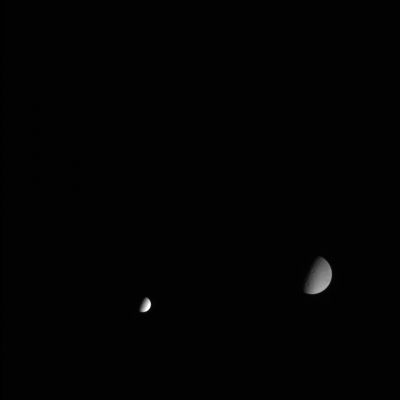 Rhea (from approx. 2,5 MKM) and Tethys
Un'altra immagine del "Carosello Planetario" costituito dalle Lune di Saturno che si inseguono e si incrociano, davanti agli occhi di Cassini. Forse ci sbagliamo, perchè - in fondo - viviamo in un mondo cui le "cose che interessano" sono altre... Tuttavia noi crediamo che un simile spettacolo riuscirebbe ad interessare ed affascinare chiunque!
Parole chiave: Saturn's Moons - Rhea and Tethys